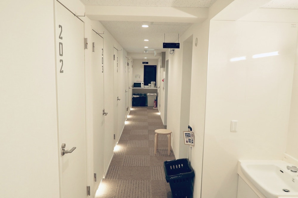 kangaroo hotel side b