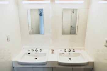 kangaroo hotel side b