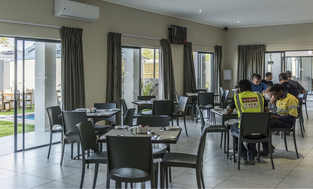 pofadder inn by country hotels