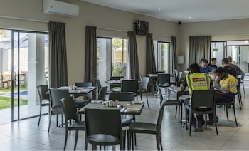 pofadder inn by country hotels