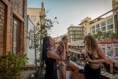 long street backpackers