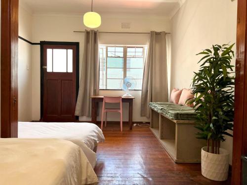 long street backpackers