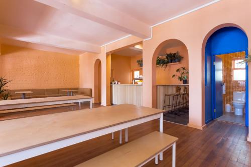 long street backpackers