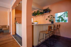 long street backpackers