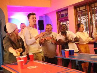 long street backpackers