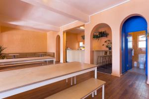 long street backpackers