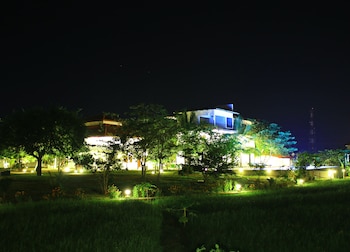 hotel freedom village