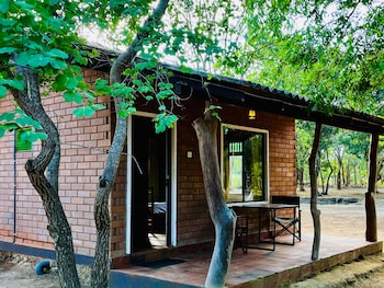 funky leopard safari lodge bordering yala national park hostel
