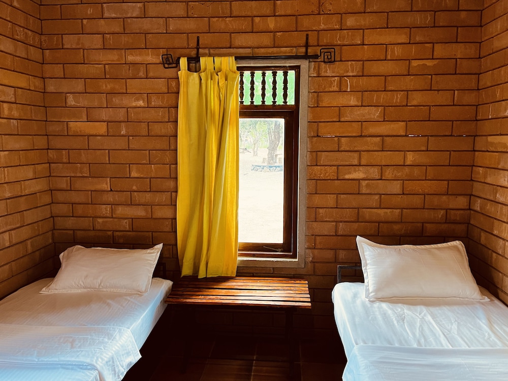 funky leopard safari lodge bordering yala national park hostel
