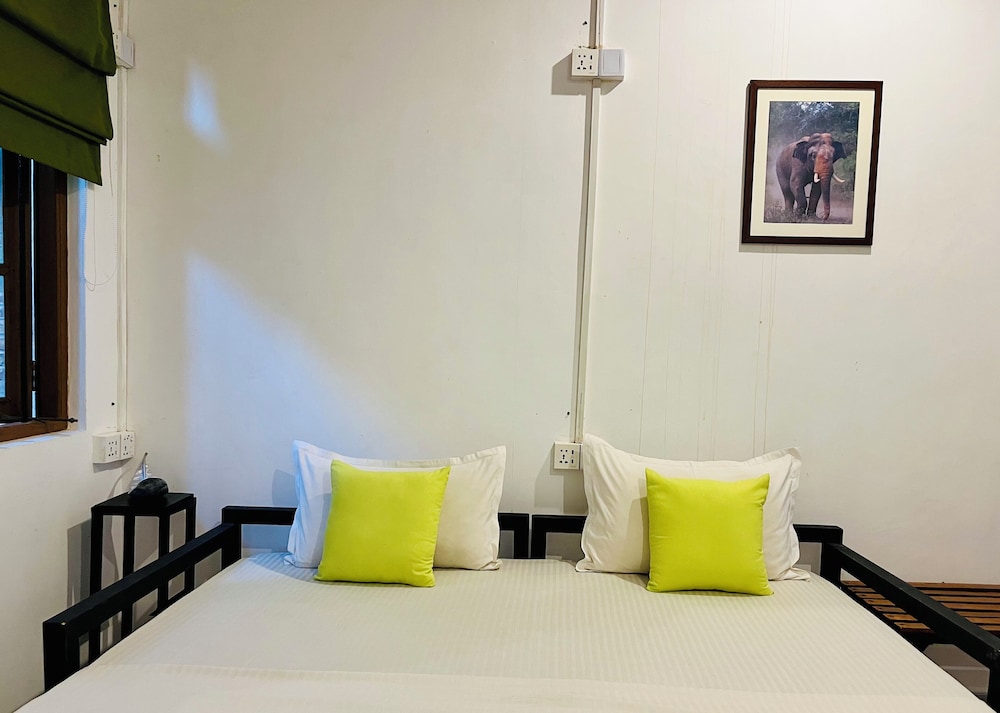 funky leopard safari lodge bordering yala national park hostel