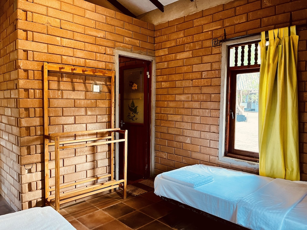funky leopard safari lodge bordering yala national park hostel