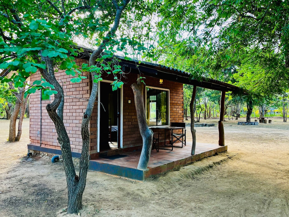 funky leopard safari lodge bordering yala national park hostel