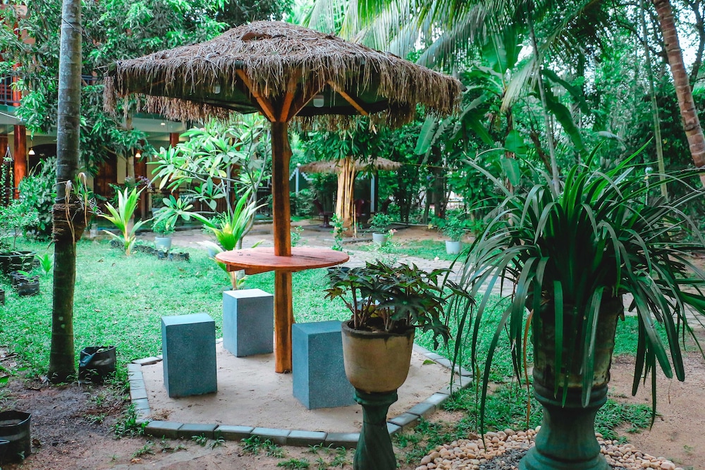la safari inn tissamaharama