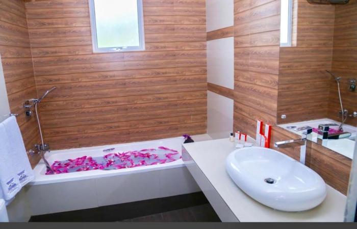 crystal resort dickwella