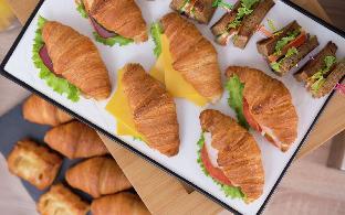 hampton by hilton astana triumphal arch