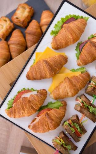 hampton by hilton astana triumphal arch