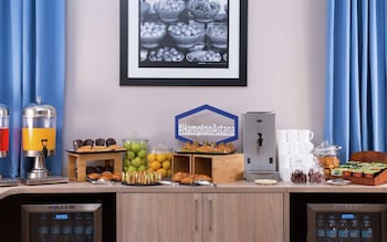 hampton by hilton astana triumphal arch