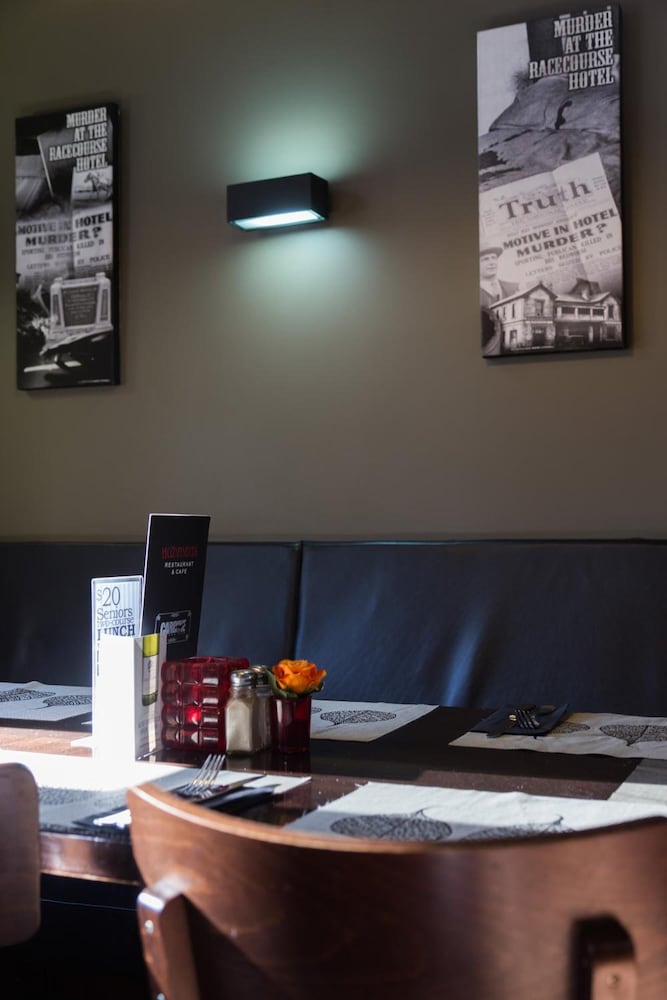 the racecourse hotel and motorlodge