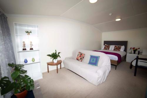 surat bay lodge and backpackers hostel