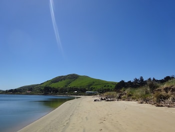 surat bay lodge and backpackers hostel