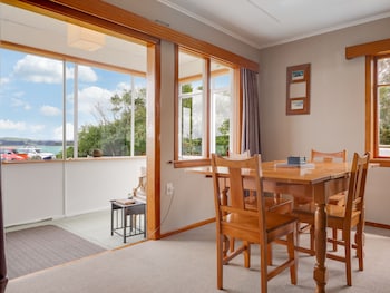 surat bay lodge and backpackers hostel