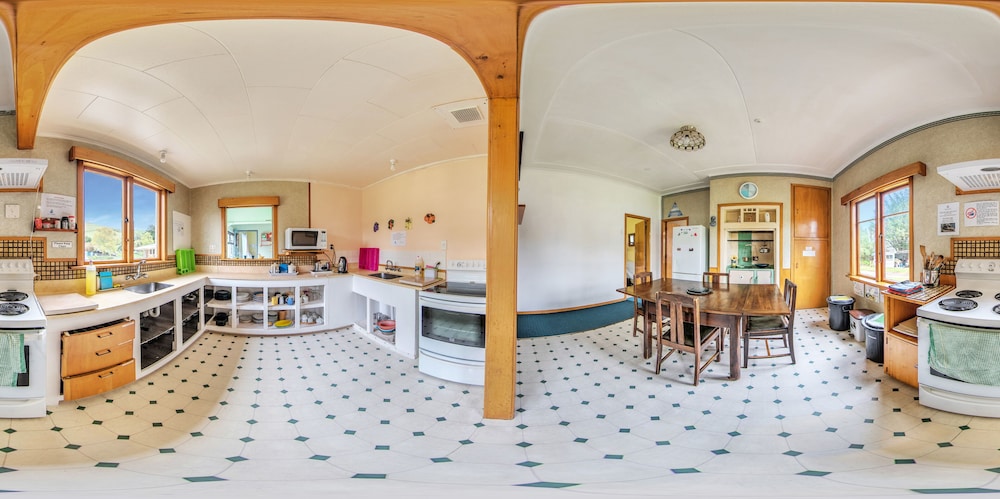 surat bay lodge and backpackers hostel