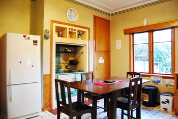 Surat Bay Lodge & Backpackers Hostel,New Haven>>Clutha,3 star