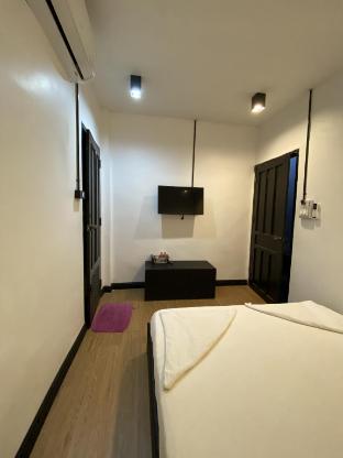 funky monkey cafe and hostel