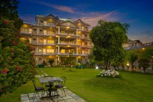 hotel crown himalayas