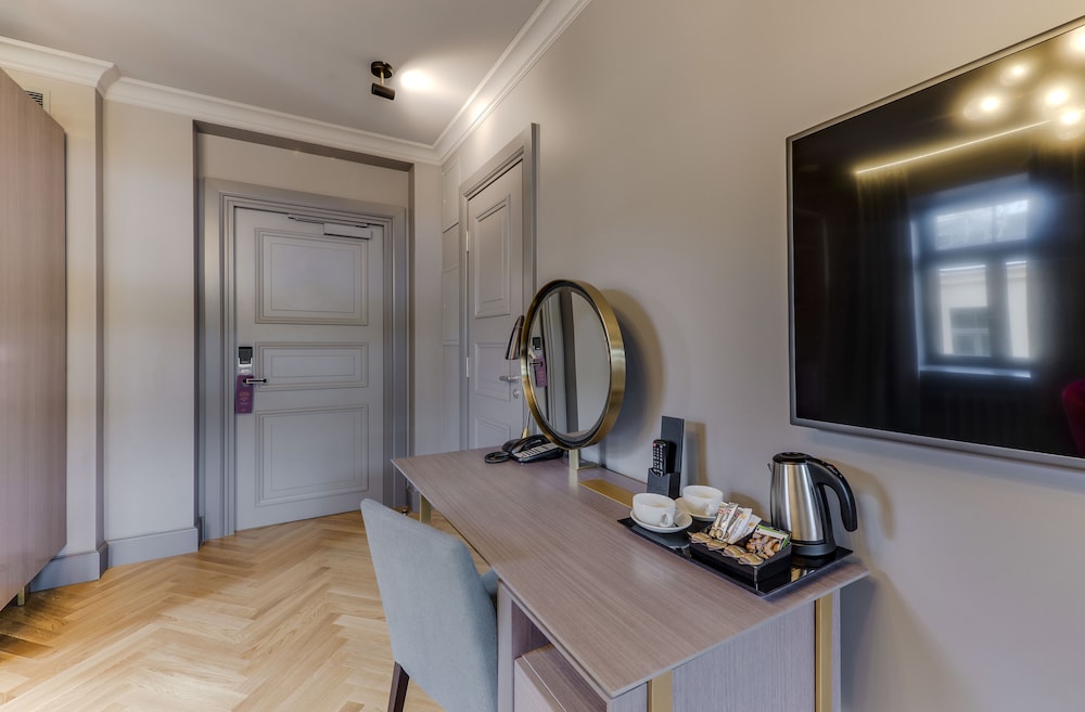 grand poet hotel by semarah