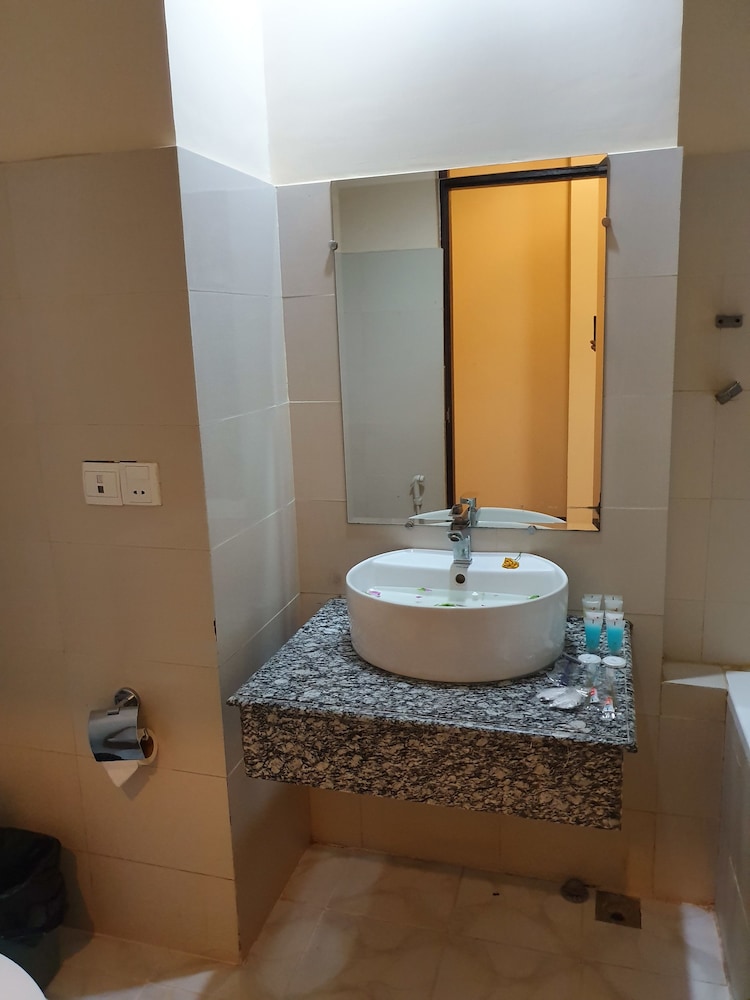 law ka thit sar hotel hostel