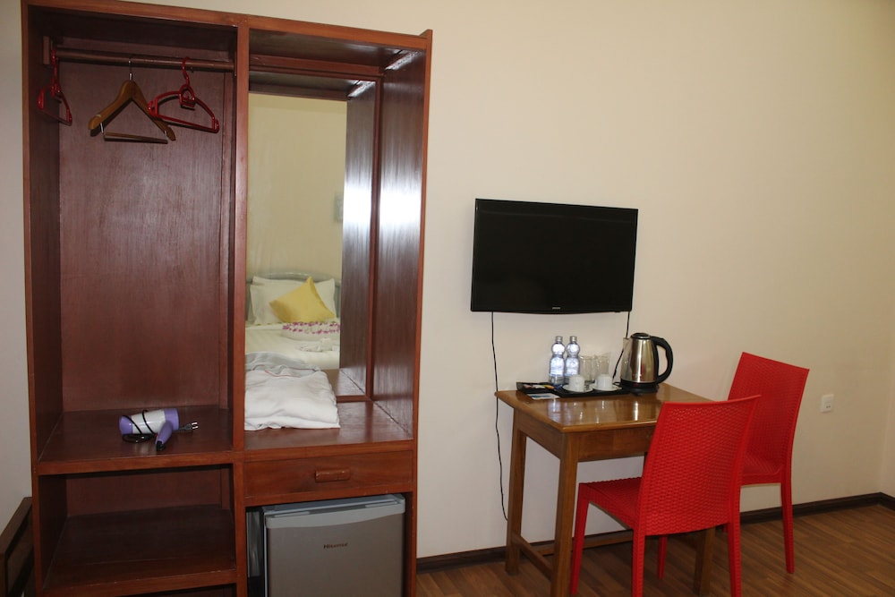 law ka thit sar hotel hostel