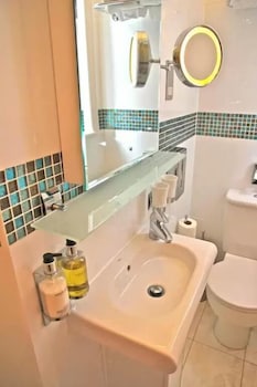 crompton guest house