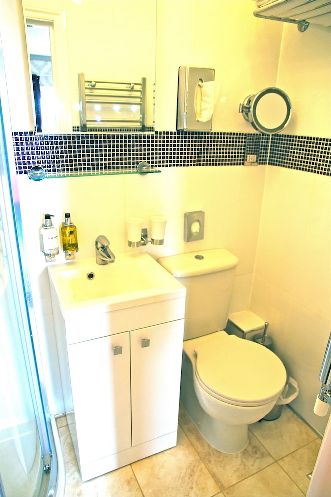 crompton guest house