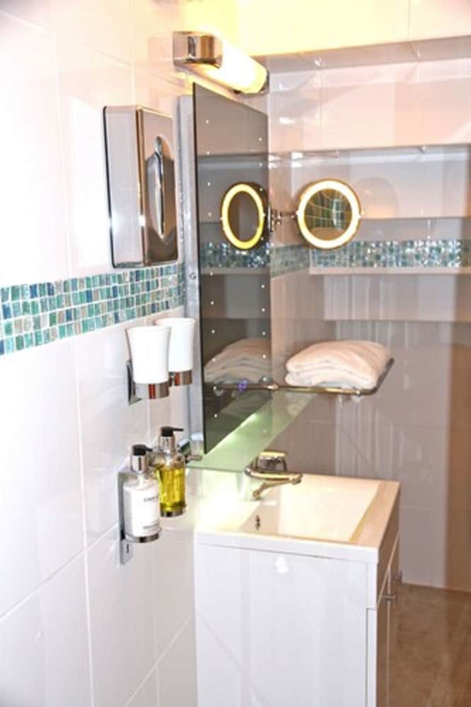 crompton guest house