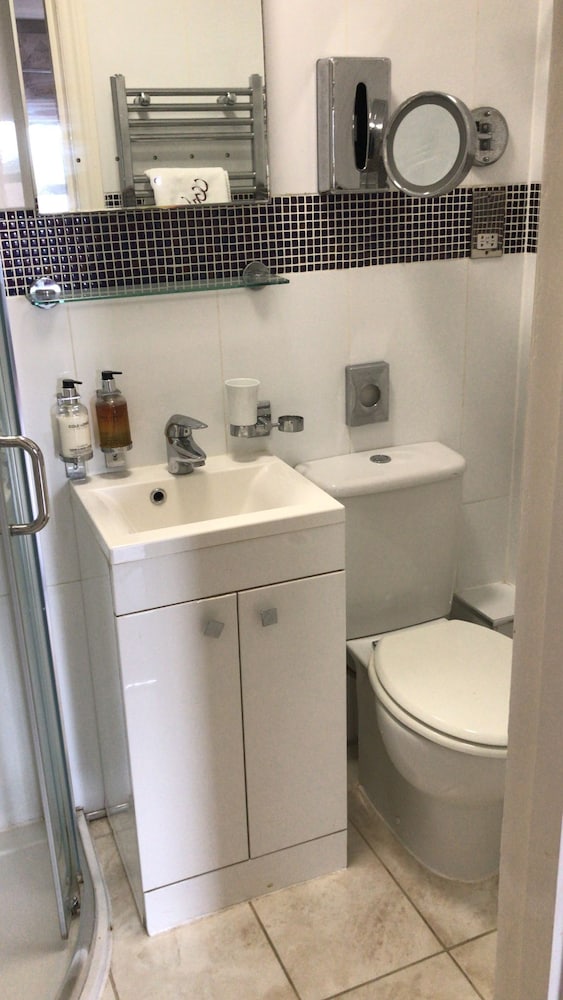 crompton guest house