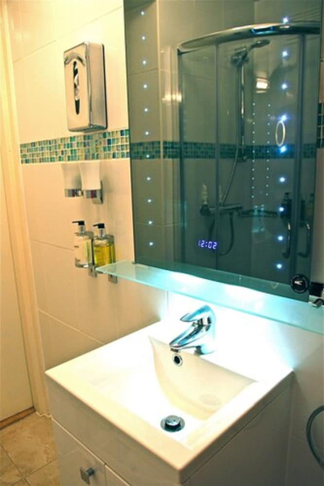 crompton guest house