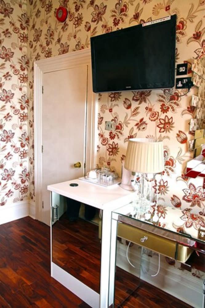 crompton guest house