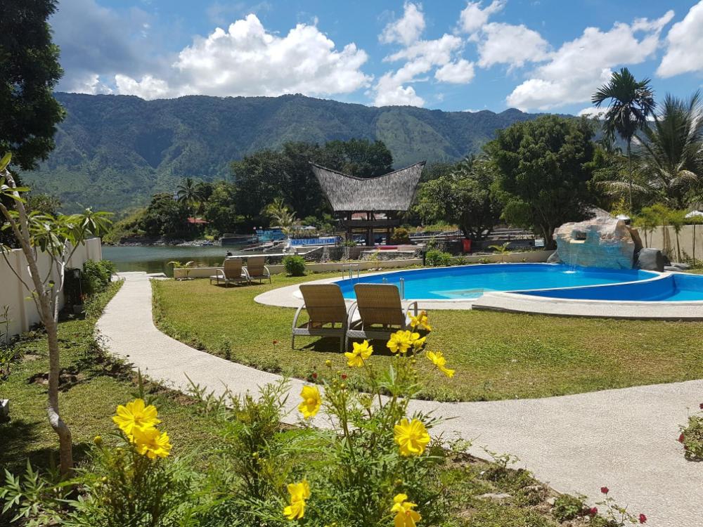 zoes paradise waterfront hotel