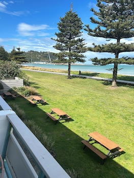 whispering sands beachfront motel