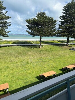 whispering sands beachfront motel