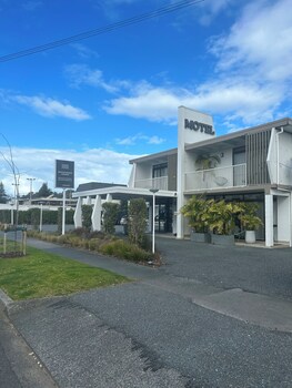 whispering sands beachfront motel