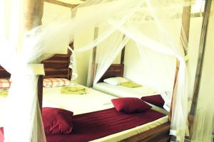 green hut hotel and restaurant