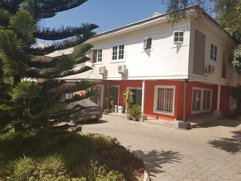 Franzy Suites And Lounge,,3 star