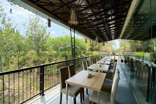 front one hotel airport solo