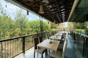 front one hotel airport solo