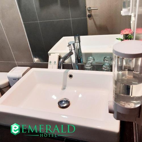 emerald hotel