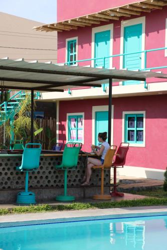 the upcycled hostel huacachina