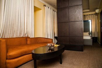 cribville hotel and suites