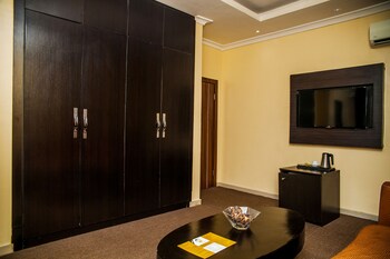 cribville hotel and suites